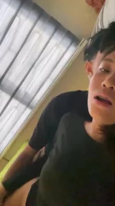 带牙套的黄头发妹妹